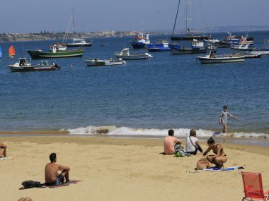 Portekiz 'deki Ribeira plajında banyo hareketleri. 26 Mayıs 2021, Cascais, Portekiz: Banyo güneşli bir günün tadını çıkarıyor Ribeira sahilinde, Cascais, Lizbon bölgesinin merkezinde, bu bahar çarşamba