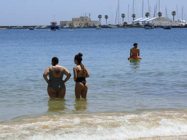 Portekiz 'deki Ribeira plajında banyo hareketleri. 26 Mayıs 2021, Cascais, Portekiz: Banyo güneşli bir günün tadını çıkarıyor Ribeira sahilinde, Cascais, Lizbon bölgesinin merkezinde, bu bahar çarşamba