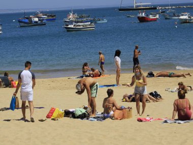 Portekiz 'deki Ribeira plajında banyo hareketleri. 26 Mayıs 2021, Cascais, Portekiz: Banyo güneşli bir günün tadını çıkarıyor Ribeira sahilinde, Cascais, Lizbon bölgesinin merkezinde, bu bahar çarşamba