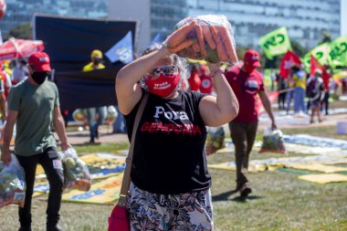 Birlik merkezleri ve sosyal hareketler Brasilia 'daki açlığı protesto ediyor. 26 Mayıs 2021, Brasilia, Brezilya: Birlik merkezleriyle bağlantılı protestocular ve sosyal hareketler Bolsonaro hükümetine karşı covid-19 aşısı için protesto eylemi 