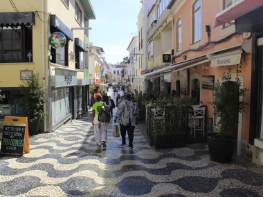 26 Mayıs 2021, Cascais, Portekiz: Lizbon 'un Lizbon ilçesindeki Cascais şehrinde 26 Mayıs Çarşamba günü öğleden sonra güneşli ve keyifli bir sıcaklıkta insan akışı)