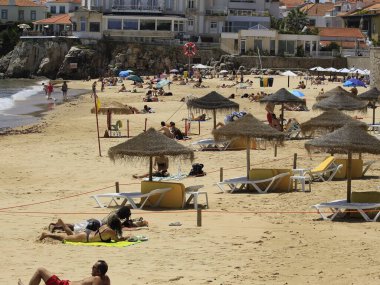 Portekiz 'deki Ribeira plajında banyo hareketleri. 26 Mayıs 2021, Cascais, Portekiz: Banyo güneşli bir günün tadını çıkarıyor Ribeira sahilinde, Cascais, Lizbon bölgesinin merkezinde, bu bahar çarşamba