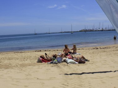 Portekiz 'deki Ribeira plajında banyo hareketleri. 26 Mayıs 2021, Cascais, Portekiz: Banyo güneşli bir günün tadını çıkarıyor Ribeira sahilinde, Cascais, Lizbon bölgesinin merkezinde, bu bahar çarşamba