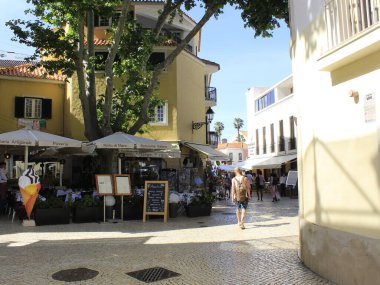 26 Mayıs 2021, Cascais, Portekiz: Lizbon 'un Lizbon ilçesindeki Cascais şehrinde 26 Mayıs Çarşamba günü öğleden sonra güneşli ve keyifli bir sıcaklıkta insan akışı)