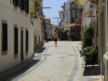 26 Mayıs 2021, Cascais, Portekiz: Lizbon 'un Lizbon ilçesindeki Cascais şehrinde 26 Mayıs Çarşamba günü öğleden sonra güneşli ve keyifli bir sıcaklıkta insan akışı)