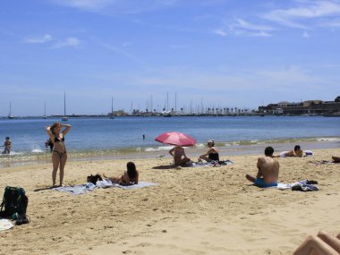 Portekiz 'deki Ribeira plajında banyo hareketleri. 26 Mayıs 2021, Cascais, Portekiz: Banyo güneşli bir günün tadını çıkarıyor Ribeira sahilinde, Cascais, Lizbon bölgesinin merkezinde, bu bahar çarşamba
