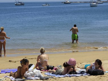 Portekiz 'deki Ribeira plajında banyo hareketleri. 26 Mayıs 2021, Cascais, Portekiz: Banyo güneşli bir günün tadını çıkarıyor Ribeira sahilinde, Cascais, Lizbon bölgesinin merkezinde, bu bahar çarşamba