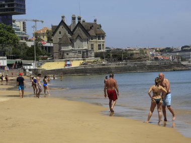 Portekiz 'deki Ribeira plajında banyo hareketleri. 26 Mayıs 2021, Cascais, Portekiz: Banyo güneşli bir günün tadını çıkarıyor Ribeira sahilinde, Cascais, Lizbon bölgesinin merkezinde, bu bahar çarşamba