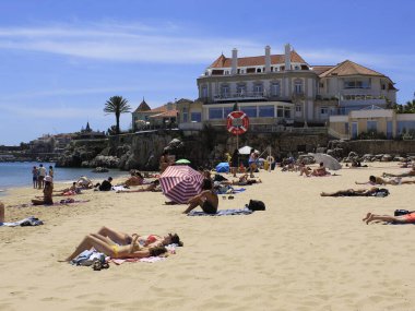 Portekiz 'deki Ribeira plajında banyo hareketleri. 26 Mayıs 2021, Cascais, Portekiz: Banyo güneşli bir günün tadını çıkarıyor Ribeira sahilinde, Cascais, Lizbon bölgesinin merkezinde, bu bahar çarşamba
