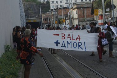 Morro da Providencia sakinlerinin protestosu. 27 Mayıs 2021, Rio de Janeiro, Brezilya: Morro da Providencia sakinlerinin şiddete karşı bir protestosu, Supervia kentsel trenlerinin dolaşımını ve VLT operasyonunu etkiledi. 