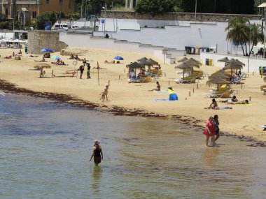 Portekiz 'deki Ribeira plajında banyo hareketleri. 26 Mayıs 2021, Cascais, Portekiz: Banyo güneşli bir günün tadını çıkarıyor Ribeira sahilinde, Cascais, Lizbon bölgesinin merkezinde, bu bahar çarşamba
