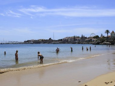 Portekiz 'deki Ribeira plajında banyo hareketleri. 26 Mayıs 2021, Cascais, Portekiz: Banyo güneşli bir günün tadını çıkarıyor Ribeira sahilinde, Cascais, Lizbon bölgesinin merkezinde, bu bahar çarşamba