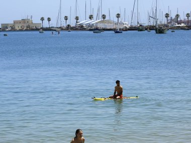 Portekiz 'deki Ribeira plajında banyo hareketleri. 26 Mayıs 2021, Cascais, Portekiz: Banyo güneşli bir günün tadını çıkarıyor Ribeira sahilinde, Cascais, Lizbon bölgesinin merkezinde, bu bahar çarşamba
