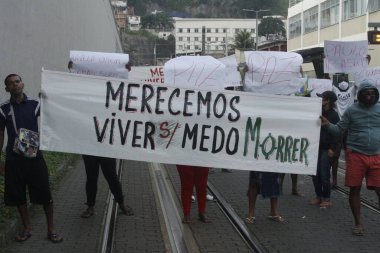 Morro da Providencia sakinlerinin protestosu. 27 Mayıs 2021, Rio de Janeiro, Brezilya: Morro da Providencia sakinlerinin şiddete karşı bir protestosu, Supervia kentsel trenlerinin dolaşımını ve VLT operasyonunu etkiledi. 