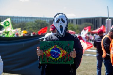 Birlik merkezleri ve sosyal hareketler Brasilia 'daki açlığı protesto ediyor. 26 Mayıs 2021, Brasilia, Brezilya: Birlik merkezleriyle bağlantılı protestocular ve sosyal hareketler Bolsonaro hükümetine karşı covid-19 aşısı için protesto eylemi 