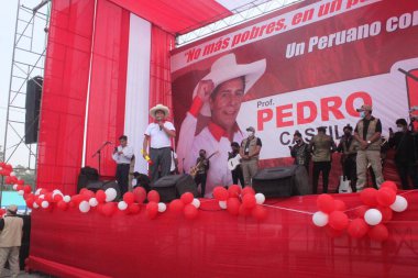 Pedro Castillo, Peru Başkanlığı adayı, Lima 'daki kampanya sırasında. 26 Mayıs 2021, Lima, Peru: Pedro Castillo, Peru 'nun başkenti Lima' da 26 Mayıs Çarşamba günü düzenlenen kampanya sırasında,)