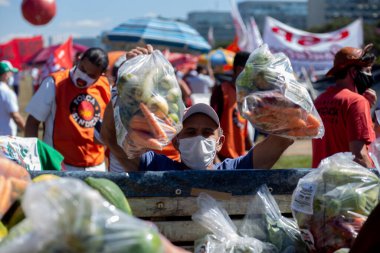 Birlik merkezleri ve sosyal hareketler Brasilia 'daki açlığı protesto ediyor. 26 Mayıs 2021, Brasilia, Brezilya: Birlik merkezleriyle bağlantılı protestocular ve sosyal hareketler Bolsonaro hükümetine karşı covid-19 aşısı için protesto eylemi 