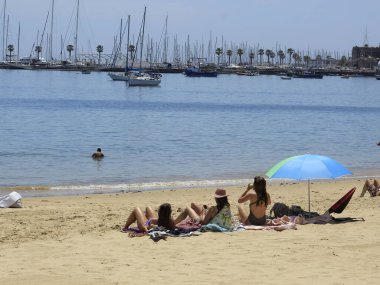 Portekiz 'deki Ribeira plajında banyo hareketleri. 26 Mayıs 2021, Cascais, Portekiz: Banyo güneşli bir günün tadını çıkarıyor Ribeira sahilinde, Cascais, Lizbon bölgesinin merkezinde, bu bahar çarşamba