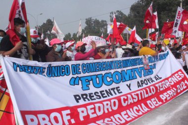 Pedro Castillo, Peru Başkanlığı adayı, Lima 'daki kampanya sırasında. 26 Mayıs 2021, Lima, Peru: Pedro Castillo, Peru 'nun başkenti Lima' da 26 Mayıs Çarşamba günü düzenlenen kampanya sırasında,)