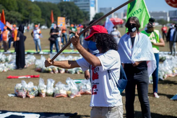 Birlik merkezleri ve sosyal hareketler Brasilia 'daki açlığı protesto ediyor. 26 Mayıs 2021, Brasilia, Brezilya: Birlik merkezleriyle bağlantılı protestocular ve sosyal hareketler Bolsonaro hükümetine karşı covid-19 aşısı için protesto eylemi 