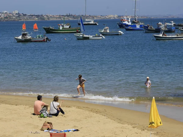 Portekiz 'deki Ribeira plajında banyo hareketleri. 26 Mayıs 2021, Cascais, Portekiz: Banyo güneşli bir günün tadını çıkarıyor Ribeira sahilinde, Cascais, Lizbon bölgesinin merkezinde, bu bahar çarşamba