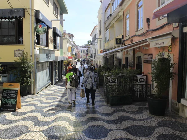 26 Mayıs 2021, Cascais, Portekiz: Lizbon 'un Lizbon ilçesindeki Cascais şehrinde 26 Mayıs Çarşamba günü öğleden sonra güneşli ve keyifli bir sıcaklıkta insan akışı)