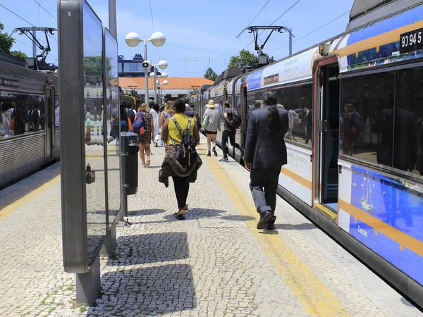 リスボンからカスカイスへの列車旅行 2021年5月26日 リスボン ポルトガル リスボンから列車で移動し カイス ソドレ駅を出て カスカイス地区行き — ストック写真