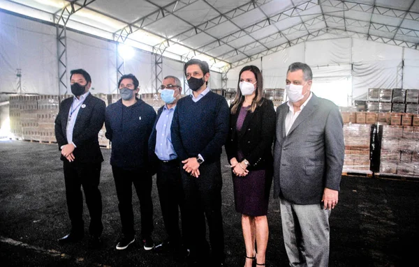 Sao Paulo Belediye Başkanı Ricardo Nunes Kızıl Haç 'ta bağış sepetlerine eşlik ediyor. 26 Mayıs 2021, Sao Paulo, Brezilya: Sao Paulo Belediye Başkanı Ricardo Nunes (MDB) Indianopolis yakınlarındaki Kızılhaç karargahını ziyaret etti.