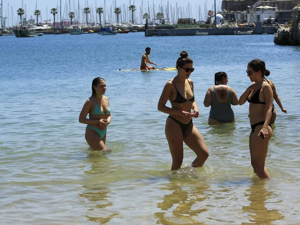 Portekiz 'deki Ribeira plajında banyo hareketleri. 26 Mayıs 2021, Cascais, Portekiz: Banyo güneşli bir günün tadını çıkarıyor Ribeira sahilinde, Cascais, Lizbon bölgesinin merkezinde, bu bahar çarşamba