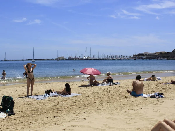 Portekiz 'deki Ribeira plajında banyo hareketleri. 26 Mayıs 2021, Cascais, Portekiz: Banyo güneşli bir günün tadını çıkarıyor Ribeira sahilinde, Cascais, Lizbon bölgesinin merkezinde, bu bahar çarşamba