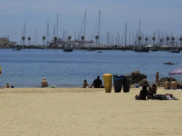 Portekiz 'deki Ribeira plajında banyo hareketleri. 26 Mayıs 2021, Cascais, Portekiz: Banyo güneşli bir günün tadını çıkarıyor Ribeira sahilinde, Cascais, Lizbon bölgesinin merkezinde, bu bahar çarşamba