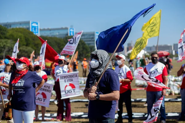 Birlik merkezleri ve sosyal hareketler Brasilia 'daki açlığı protesto ediyor. 26 Mayıs 2021, Brasilia, Brezilya: Birlik merkezleriyle bağlantılı protestocular ve sosyal hareketler Bolsonaro hükümetine karşı covid-19 aşısı için protesto eylemi 