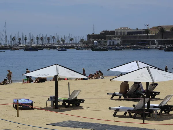 Portekiz 'deki Ribeira plajında banyo hareketleri. 26 Mayıs 2021, Cascais, Portekiz: Banyo güneşli bir günün tadını çıkarıyor Ribeira sahilinde, Cascais, Lizbon bölgesinin merkezinde, bu bahar çarşamba