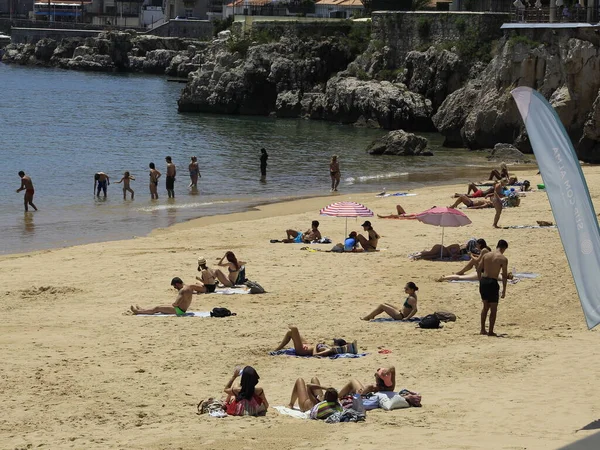 Движение Купальщиков Пляже Рибейра Португалии Мая 2021 Года Кашкайш Португалия — стоковое фото