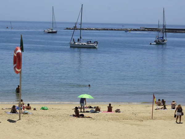 Portekiz 'deki Ribeira plajında banyo hareketleri. 26 Mayıs 2021, Cascais, Portekiz: Banyo güneşli bir günün tadını çıkarıyor Ribeira sahilinde, Cascais, Lizbon bölgesinin merkezinde, bu bahar çarşamba