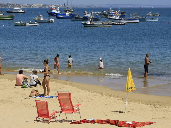 Portekiz 'deki Ribeira plajında banyo hareketleri. 26 Mayıs 2021, Cascais, Portekiz: Banyo güneşli bir günün tadını çıkarıyor Ribeira sahilinde, Cascais, Lizbon bölgesinin merkezinde, bu bahar çarşamba