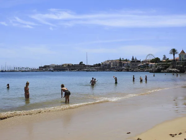 Portekiz 'deki Ribeira plajında banyo hareketleri. 26 Mayıs 2021, Cascais, Portekiz: Banyo güneşli bir günün tadını çıkarıyor Ribeira sahilinde, Cascais, Lizbon bölgesinin merkezinde, bu bahar çarşamba
