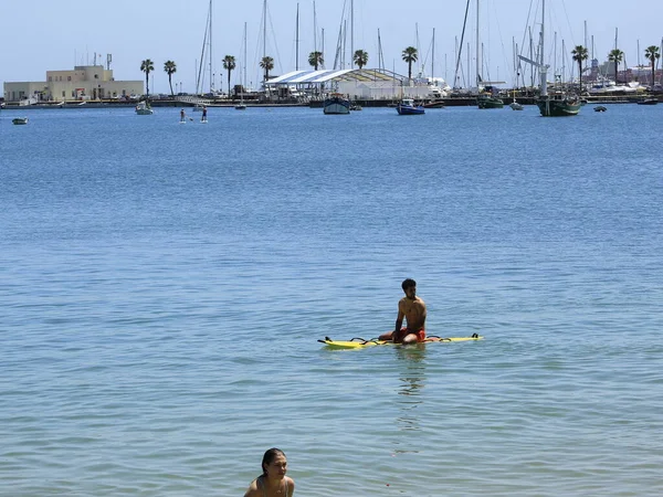 Portekiz 'deki Ribeira plajında banyo hareketleri. 26 Mayıs 2021, Cascais, Portekiz: Banyo güneşli bir günün tadını çıkarıyor Ribeira sahilinde, Cascais, Lizbon bölgesinin merkezinde, bu bahar çarşamba