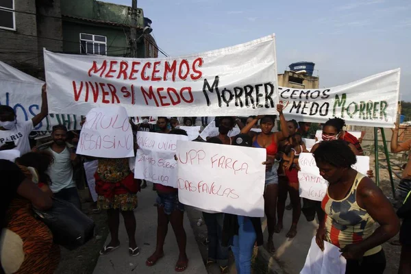 Morro da Providencia sakinlerinin protestosu. 27 Mayıs 2021, Rio de Janeiro, Brezilya: Morro da Providencia sakinlerinin şiddete karşı bir protestosu, Supervia kentsel trenlerinin dolaşımını ve VLT operasyonunu etkiledi. 