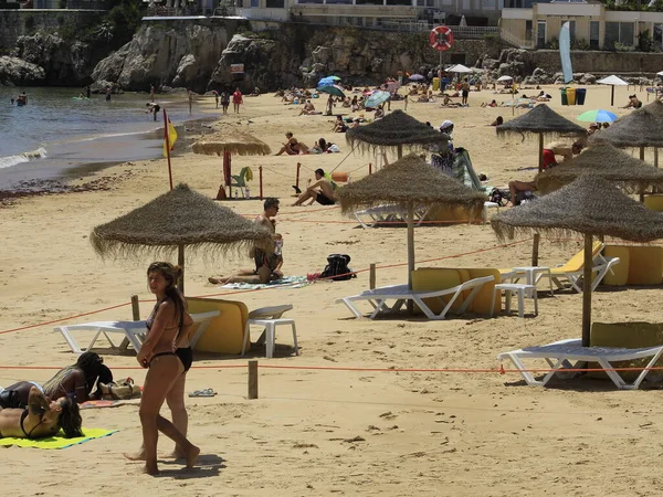ポルトガルのリベイラビーチでの入浴運動 2021年5月26日ポルトガル カスカイス 今年の春 リスボンのカスカイスの中心部 リベイラビーチで晴れた日をお楽しみください — ストック写真