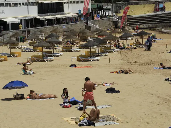 Portekiz 'deki Ribeira plajında banyo hareketleri. 26 Mayıs 2021, Cascais, Portekiz: Banyo güneşli bir günün tadını çıkarıyor Ribeira sahilinde, Cascais, Lizbon bölgesinin merkezinde, bu bahar çarşamba