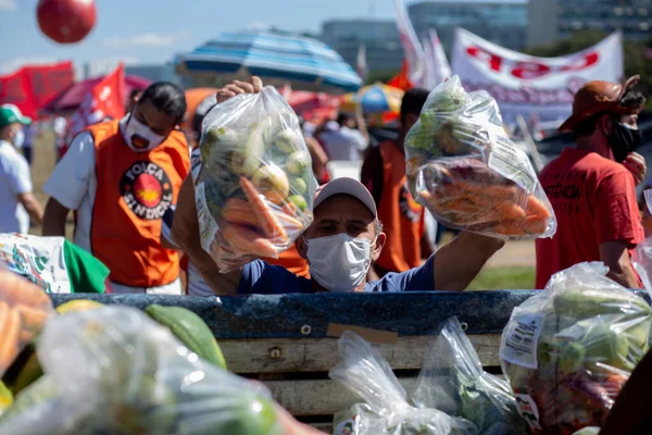 Birlik merkezleri ve sosyal hareketler Brasilia 'daki açlığı protesto ediyor. 26 Mayıs 2021, Brasilia, Brezilya: Birlik merkezleriyle bağlantılı protestocular ve sosyal hareketler Bolsonaro hükümetine karşı covid-19 aşısı için protesto eylemi 