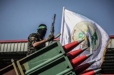 El Kassam Tugayları 'nın güney Gazze Şeridi' ndeki askeri geçit töreni. 29 Mayıs 2021 - Gazze Şeridi, Filistin Toprakları: Filistin hareketi Hamas 'ın askeri kanadı Izz al-Din el-Qassam Tugayları' ndan silahlı adamlar