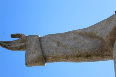 Portekiz 'deki Cristo Rei Anıtı. 28 Mayıs 2021, Lizbon, Portekiz: Lizbon Kralı, inşaatı 1934 yılına dayanan Avrupa 'nın en inanılmaz turistik yerlerinden biri olarak kabul edilir.