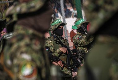 El Kassam Tugayları 'nın güney Gazze Şeridi' ndeki askeri geçit töreni. 29 Mayıs 2021 - Gazze Şeridi, Filistin Toprakları: Filistin hareketi Hamas 'ın askeri kanadı Izz al-Din el-Qassam Tugayları' ndan silahlı adamlar