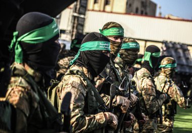 El Kassam Tugayları 'nın güney Gazze Şeridi' ndeki askeri geçit töreni. 29 Mayıs 2021 - Gazze Şeridi, Filistin Toprakları: Filistin hareketi Hamas 'ın askeri kanadı Izz al-Din el-Qassam Tugayları' ndan silahlı adamlar