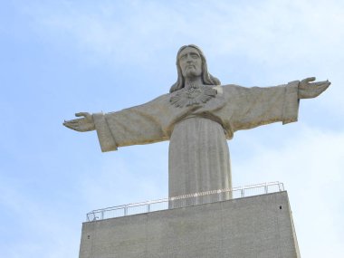 Portekiz 'deki Cristo Rei Anıtı. 28 Mayıs 2021, Lizbon, Portekiz: Lizbon Kralı, inşaatı 1934 yılına dayanan Avrupa 'nın en inanılmaz turistik yerlerinden biri olarak kabul edilir.
