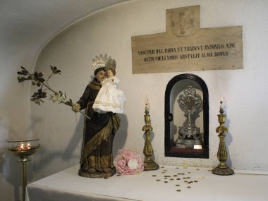 Lizbon 'daki Santo Antonio Kilisesi. 30 Mayıs 2021, Lizbon, Portekiz: İddiaya göre Santo 'nun kemikleri sunağın sunak kısmında ve çenenin mahzeninde sergileniyor.