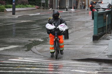 Anma Günü 'nde New York' ta yağış var. 28 Mayıs 2021, New York, ABD: Bugün ve New York 'taki Anma Günü boyunca yağışlar devam ediyor. İnsanlar şemsiyelerini kullanarak yağmurdan korunmaya çalışıyorlar.
