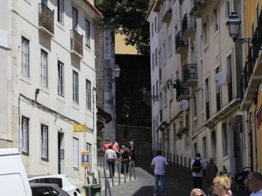 Lizbon 'daki Sao Jorge Kalesi. 30 Mayıs 2021, Lizbon, Portekiz: Büyük insan hareketi ve Sao Jorge Şatosu 'nu ve çevresindekileri ziyaret etmek için, Pazar günleri, Şato' nun faaliyeti saat 13: 00 'e kadar sürer..